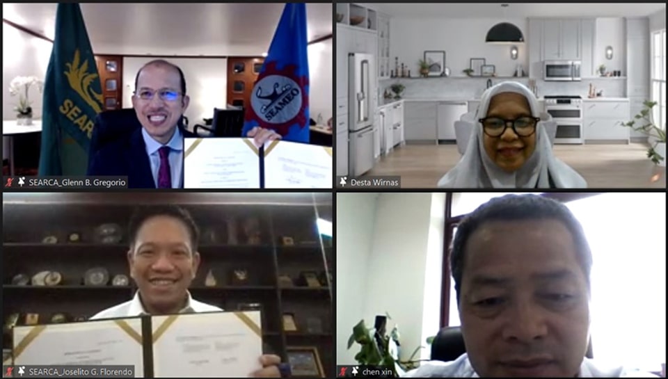 Clockwise from top left: Dr. Glenn B. Gregorio, SEARCA Director, and Dr. Desta Wirnas, SABRAO Secretary General, signed with MOU between SEARCA and SABRAO, with Dr. Che Xin, SABRAO First Vice President, and Mr. Joselito G. Florendo, SEARCA Deputy Director for Administration, as witnesses. 