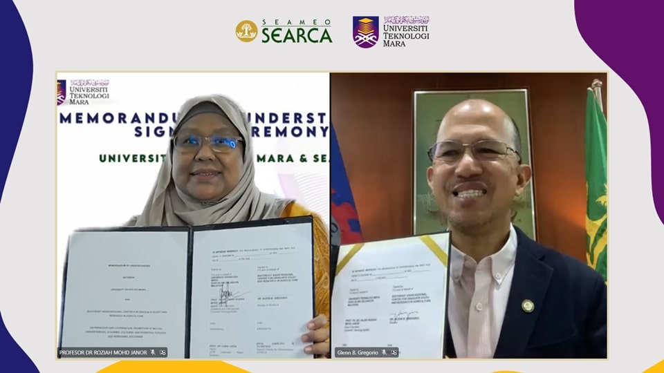 Dr. Gregorio (right) and Prof. Ts. Dr. Janor each holds a copy of the MOU between SEARCA and UiTM that they signed in a virtual ceremony on 30 September 2021.