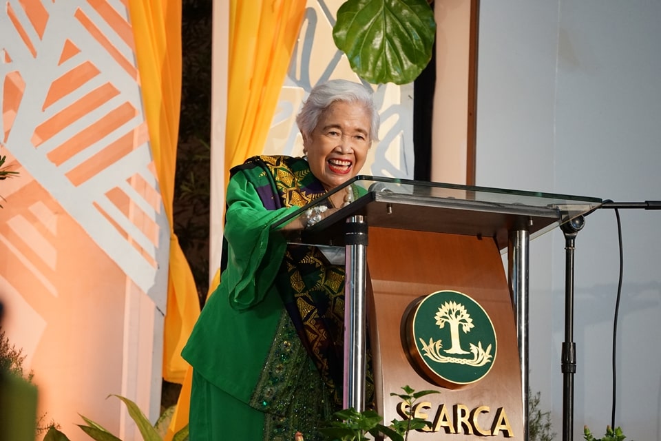 Sec. Briones gleefully smiles as she thanked the members of the awarding committee led by UPLB IPB and SEARCA.