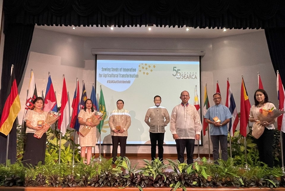 The SEARCA Service Achievement Awardees pose for a photo opportunity after receiving their Plaque of Appreciation from Dr. Gregorio (third from right). Also in the photo is Mr. Florendo (fourth from right).