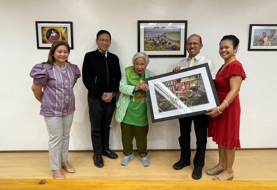 Philippine Department of Education (DepEd) Secretary Leonor M. Briones Briones (center) holds the SEARCA Director’s Choice Award of the SEARCA's 15th Annual Photo Contest presented to her by Dr. Glenn B. Gregorio (second from right), SEARCA Director, and his wife, Ms. Myla Beatriz A. Gregorio (rightmost). Also in the photo were DepEd Undersecretary for Finance Annalyn M. Sevilla (leftmost), and Mr. Joselito G. Florendo (second from left), SEARCA Deputy Director for Administration.