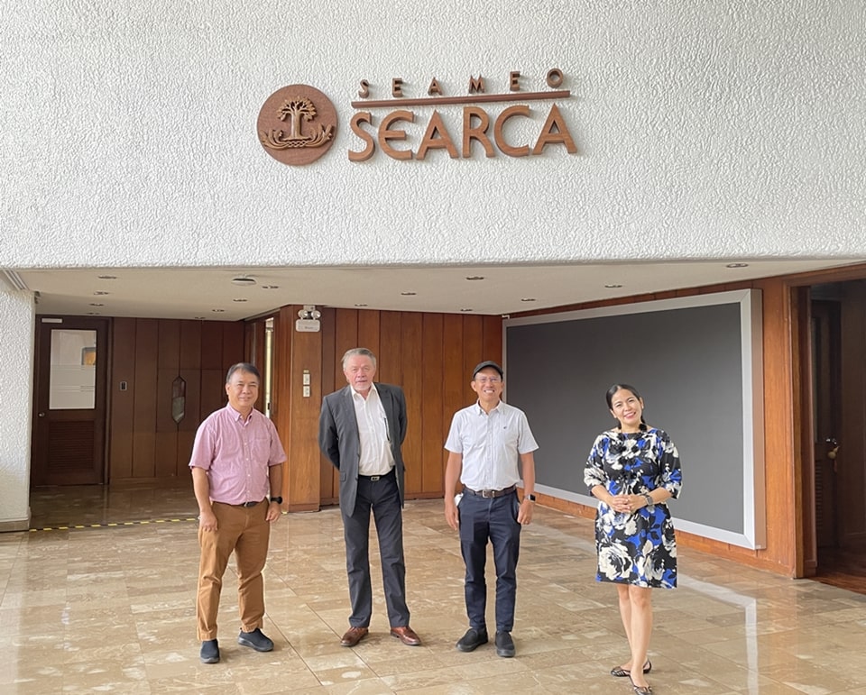 Dr. Gregorio (second from right), Dr. Romeo V. Labios (leftmost), SEARCA Operations Consultant for Partnerships, and Ms. Beatrisa L. Martinez (rightmost), Executive Coordinator, Office of the Director, pose for a photo with SEARCA Senior Fellow Dr. Eero Nissila.