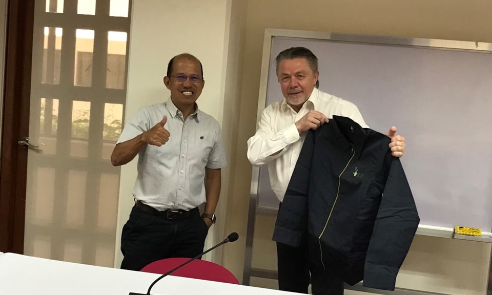 Dr. Nissila holds a commemorative jacket as part of SEARCA’s 55th Anniversary presented to him by Dr. Gregorio. 