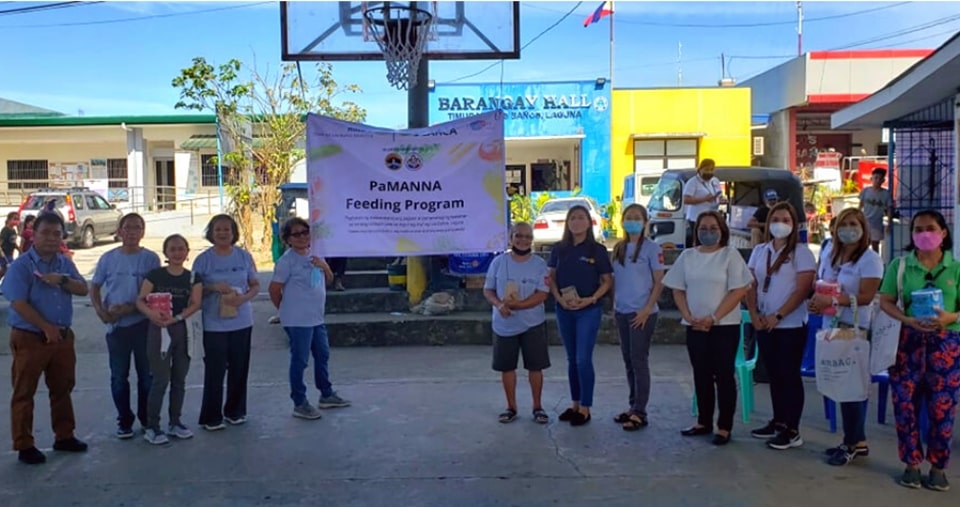 Dr. Romeo V. Labios (leftmost) SEARCA Operations Consultant for Partnerships, with the representatives of RCLB Makiling and LATCH LB during the pilot run of the PaManna Feeding Program in Barangays Timugan, Tadlac, and Malinta, Los Baños, Laguna.