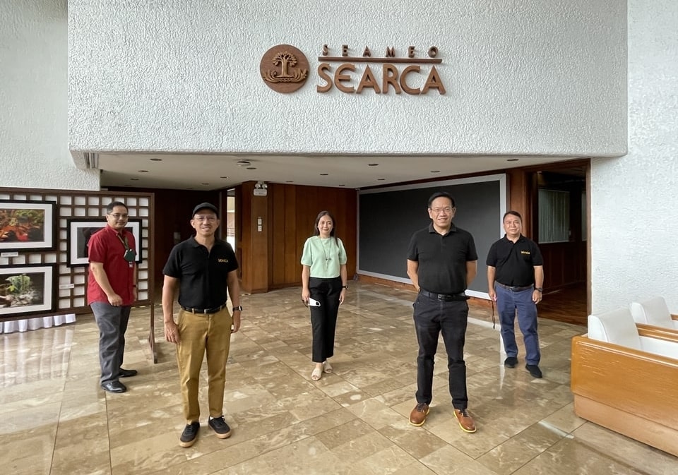 Dr. Gregorio (second from left), SEARCA Director, Mr. Joselito G. Florendo (second from right), SEARCA Deputy Director for Administration, Dr. Romeo V. Labios (leftmost), Operations Consultant for Partnerships, and Mr. Benedict A. Juliano, Unit Head, Applied Knowledge Resources Unit (AKRU), pose for a photo with Dr. Novy R. Clores, Director of Dr. Emilio B. Espinosa Sr. Memorial State College of Agriculture and Technology (DEBESMSCAT)-Cawayan Campus.