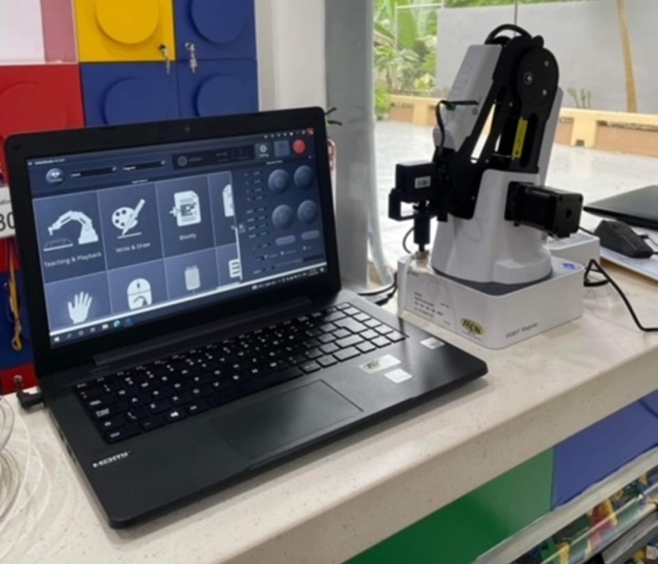 The DOBOT robotic arm and the software were displayed for introduction to the participants.