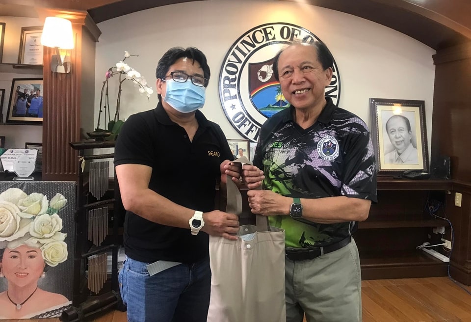 Dr. Orencio giving Governor Suarez some products of calamansi farmers involved in the ISARD pilot project in Oriental Mindoro.