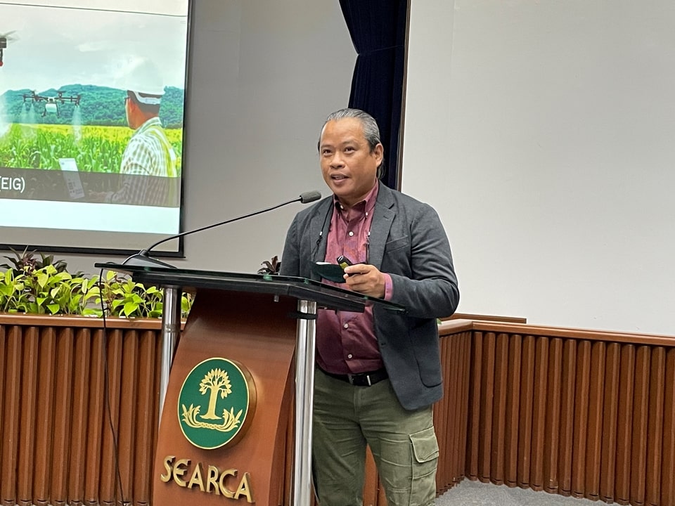 Asst. Prof. Glenn N. Baticados, Program Head, Emerging Innovation for Growth Department (EIGD), presents the SEARCA innovEIGhts model that facilitates wider access to innovative products and services, and business models for increased productivity and income of farmers and farming families.