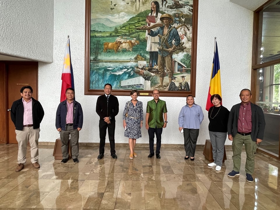 Romanian Ambassador Her Excellency Răduţa Dana Matache (fourth from left), Dr. Glenn B. Gregorio (fourth from right), SEARCA Director, and Assoc. Prof. Joselito G. Florendo (third from left), SEARCA Deputy Director for Administration, together with members of the SEARCA Executive Committee.
