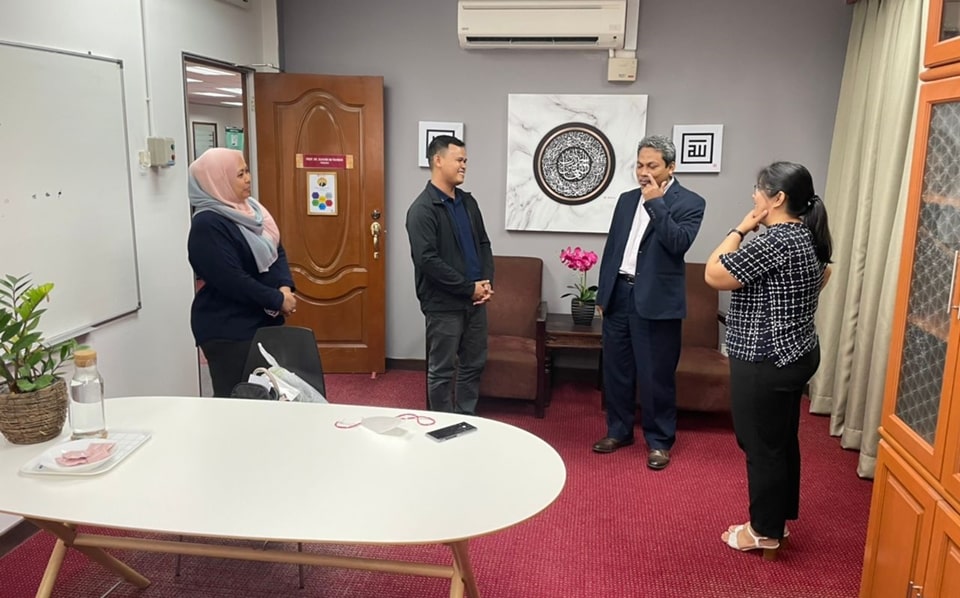 Courtesy visit of mobility grantees in UPM with the Putra International Centre officials. (L-R) Mdm Ida Suhaila binti Md Tahir, Section Head, Global Engagement Section, Putra International Centre, UPM; Mr. Noe S. Mamon, Jr., Assistant Professor II, Department of Horticulture, College of Agriculture, USM; Prof. Dr. Suhaimi Ab Rahman, Director of Putra International Centre, UPM; and Dr. Analyn L. Codilan, Associate Professor at the Institute of Renewable Natural Resources, College of Forestry and Natural Resources, UPLB.