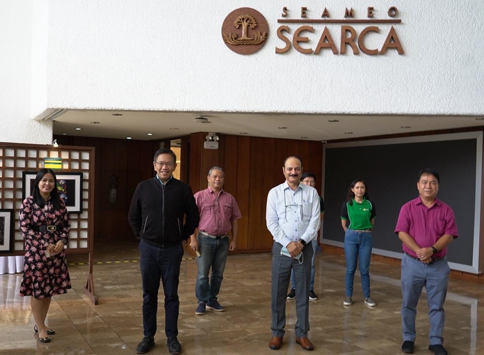 Dr. R.K. Singh (fourth from left), Program Leader and Principal Scientist (Plant Breeding), Crop Diversification and Genetics, International Center for Biosaline Agriculture (ICBA), with SEARCA officers and staff led by Assoc. Prof. Joselito G. Florendo (second from left), SEARCA Deputy Director for Administration, during his visit on 2 June 2022.
