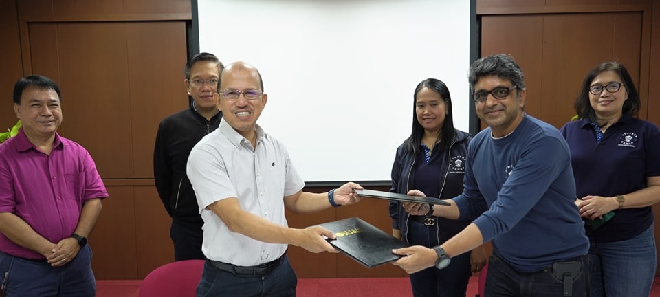 Dr. Glenn B. Gregorio (third from left), SEARCA Director, and Captain Krish Mundath (second from right), SGOI Director, exchange copies of the formal agreements between SEARCA and SGOI they signed on 1 July 2022. The ceremonial exchange was witnessed by Mr. Joselito G. Florendo (second from left), SEARCA Deputy Director for Administration, Dr. Romeo V. Labios (leftmost) of the SEARCA Partnerships Unit, Ms. Phoebe Baczynski (third from right), SGOI Finance and Administrative Head, and Ms. Apprille Rose Acupinpin (rightmost), SGOI Welfare Manager.
