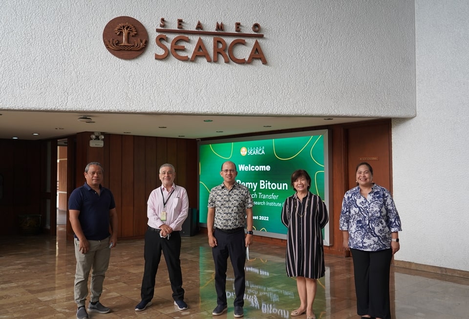 Dr. Remy Bitoun (second from left), Tech Transfer Head, International Rice Research Institute (IRRI), with SEARCA officers led by Dr. Glenn B. Gregorio (center), SEARCA Director, during his visit on 30 August 2022.