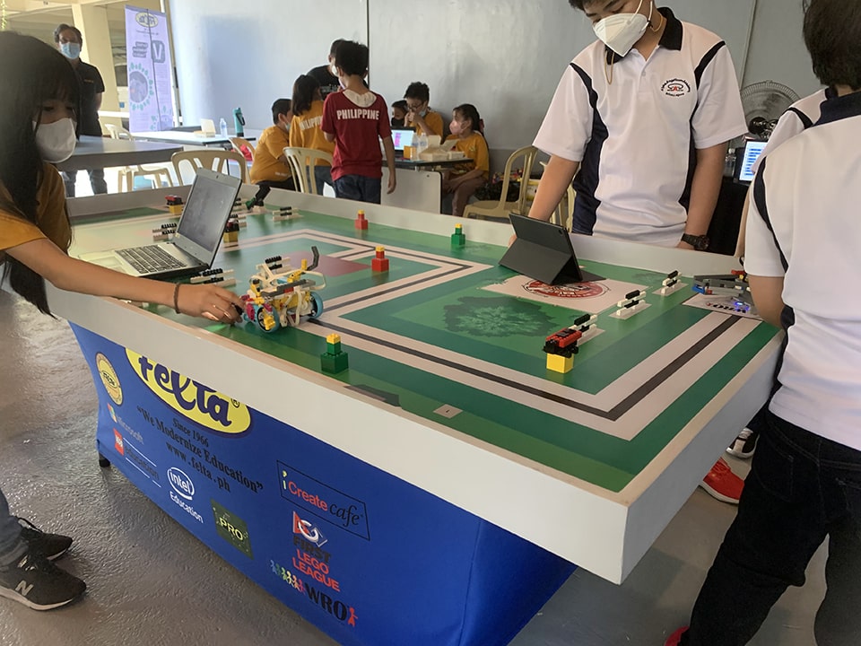 Participating elementary school students using robotics and programming during the simultaneous robotics exhibition.