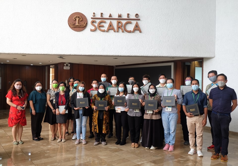 The Basic English Course completers with their instructors, the Education and Collective Learning Department, and Prof. Joselito G. Florendo, Deputy Director for Administration of SEARCA. 