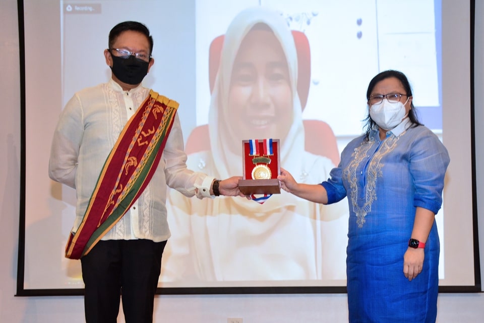 left to right: Prof. Joselito G. Florendo, Deputy Director for Administration of SEARCA, together with the awardee in Zoom, Ms. Tuan Syaripah Najihah Tuan Mohd Razali, and Dr. Maria Cristeta N. Cuaresma, Senior Program Head of Education and Collective Learning Department.