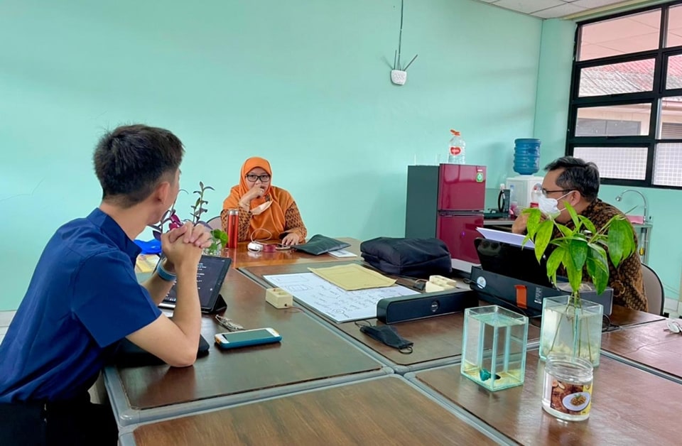 Mr. Anastacio T. Cagabhion III together with his supervisors Dr. Irma Isnafia Arief and Dr. Cahyo Budiman at IPB University.