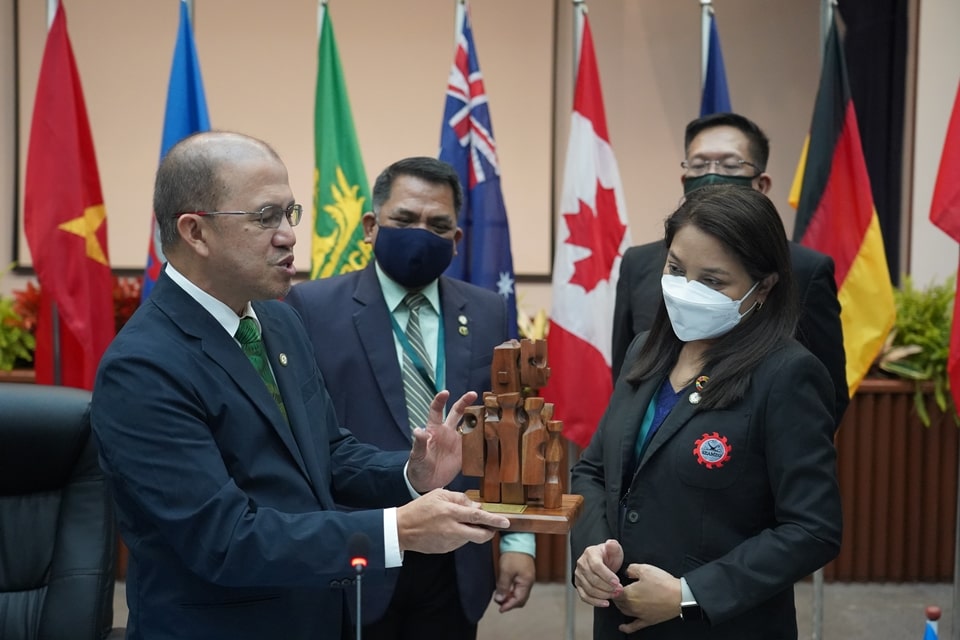 Dr. Gregorio holds a mini replica of SEARCA’s Growth Monument explaining to Dr. Valenzuela its symbolism, while Dr. Camacho and Assoc. Prof. Florendo look on.