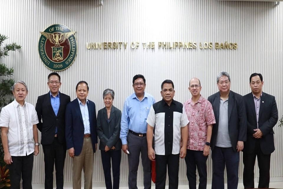 Dr. Camacho (fourth from right) welcomes the SEARCA GB at the UPLB Office of the Chancellor. (photo grabbed from the UPLB Facebook Page)
