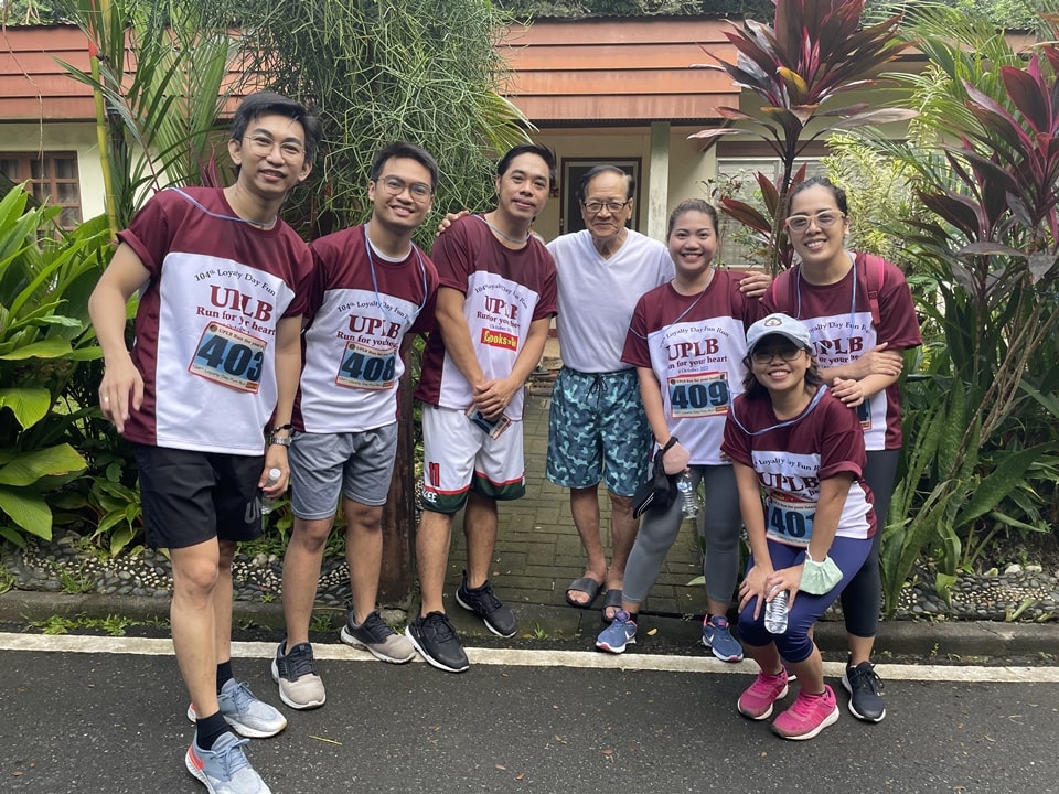 The SEARCA staff pause to greet and to have a photo opportunity with Dr. Fernando A. Bernardo, former SEARCA Director (1984-1987) on their way to the steep road ahead of the 3K route.