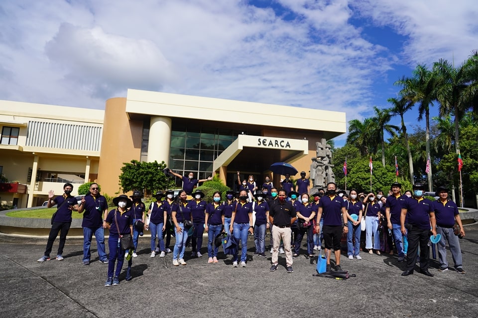 SEARCA staff pose for a picture after the traditional loyalty day paraded getting ready for the SEARKainan Open House.