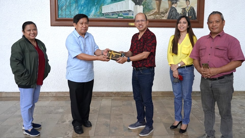 Dr. Glenn B. Gregorio (center), SEARCA Director, presents tokens to Mr. Ramon Taniola, Senior Consultant of D&L Industries, Inc./Lao Foundation, during his visit to the Center on 14 October 2022. Also in the photo are Dr. Maria Cristeta N. Cuaresma (leftmost), Senior Program Head, Education and Collective Learning Department; Ms. Sharon A. Malaiba (second from right), Head, Partnerships Unit; and Asst. Prof. Glenn N. Baticados (rightmost), Program Head, Emerging Innovation for Growth Department.