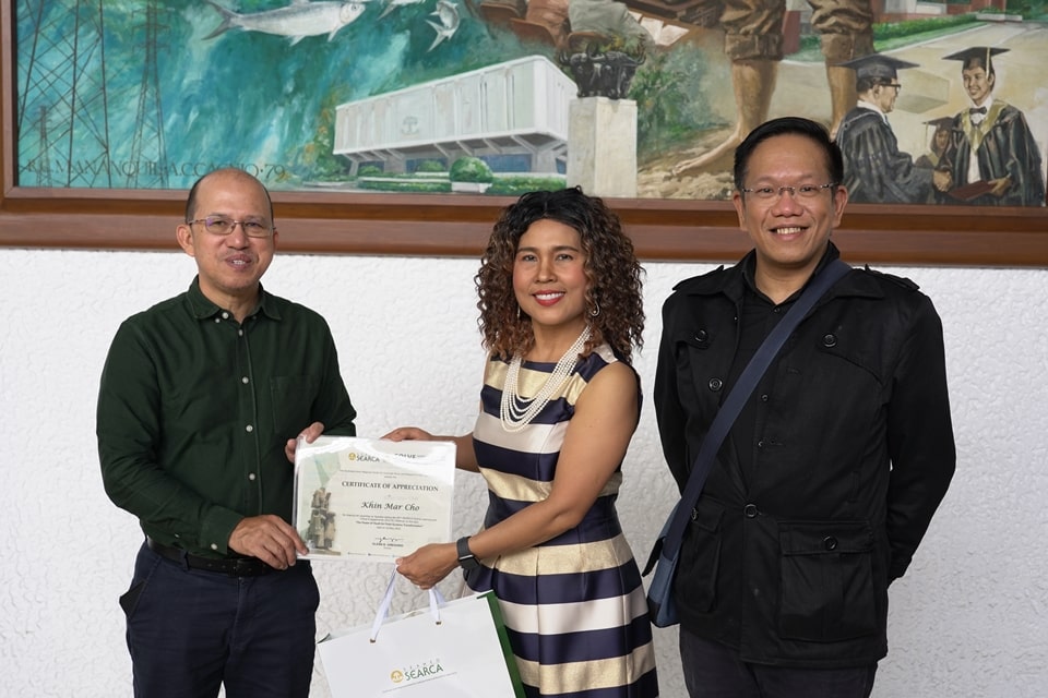 Prof. Dr. Khin Mar Cho (center), International Agriculture, Food Systems and Nutrition Specialist at Cornell University, receives her certificates of recognition from Dr. Glenn B. Gregorio (left), SEARCA Director, as resource person to the SEARCA Online Learning and Virtual Engagement (SOLVE) webinar and Southeast Asian Youth Fest held last May and October 2022 respectively. Also in the photo is Assoc. Prof. Joselito G. Florendo (right), SEARCA Deputy Director for Administration.