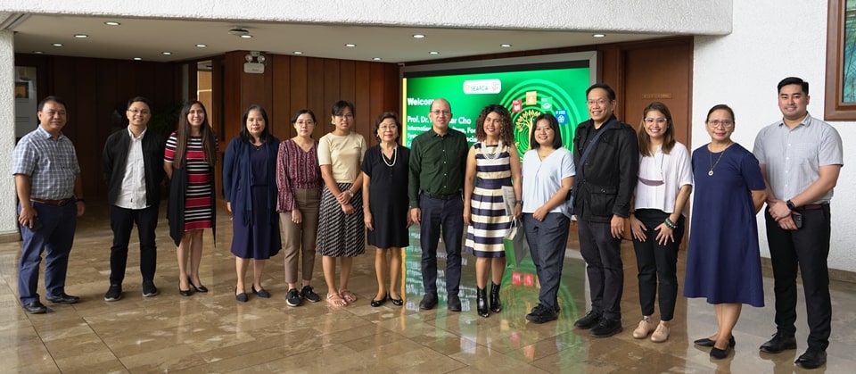 Prof. Dr. Cho (sixth from right) along with SEARCA officials, staff, and scholars.