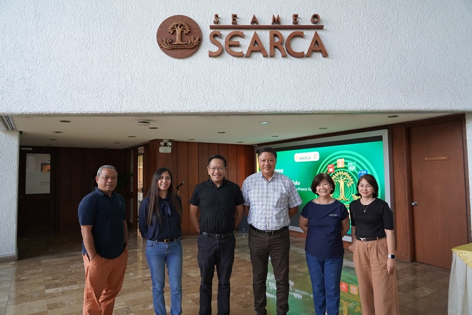 The SEARCA team led by Assoc. Prof. Joselito G. Florendo (third from left) welcomed Mr. Ramon Espedido (third from right), PEZA Investment and Promotion Partner.