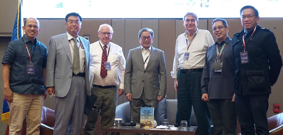 Dr. Gregorio (leftmost); SEARCA Deputy Director Joselito G. Florendo (rightmost); and Mr. Benedict A. Juliano (second from right), Unit Head, Applied Resources Unit (AKRU), who served as the session moderator, with the book chapter authors who served as panelists at the SEARCA-hosted plenary session of the 60th PES Annual Meeting and Conference.