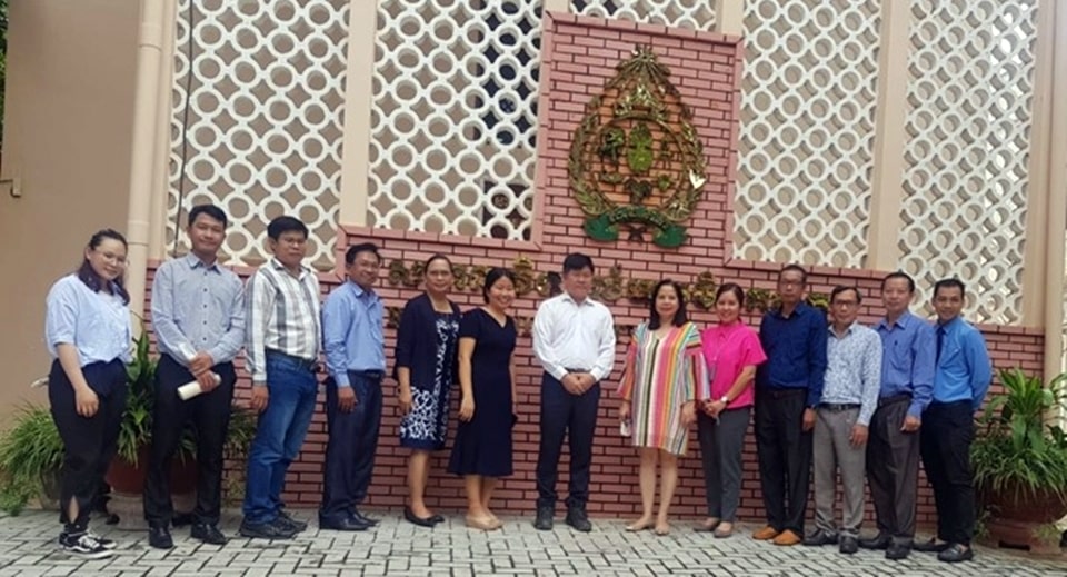 Dr. Ngo Bunthan (center), RUA Rector, joins the SEARCA team and the workshop participants for a group photo.