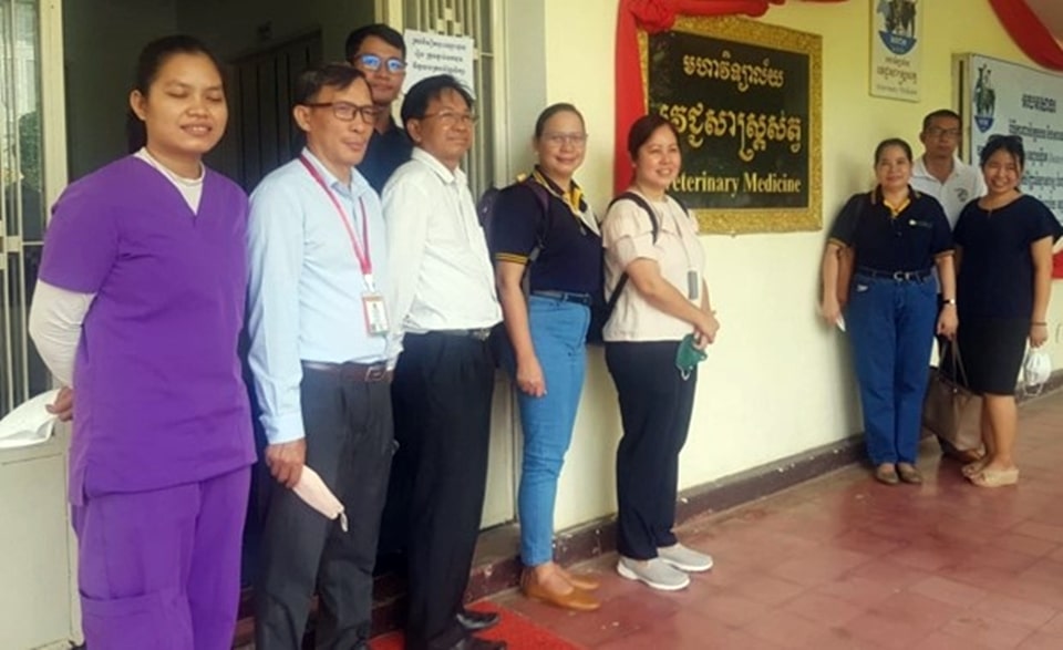 The SEARCA Team and the participants take a short tour of RUA’s Faculty of Veterinary Medicine.