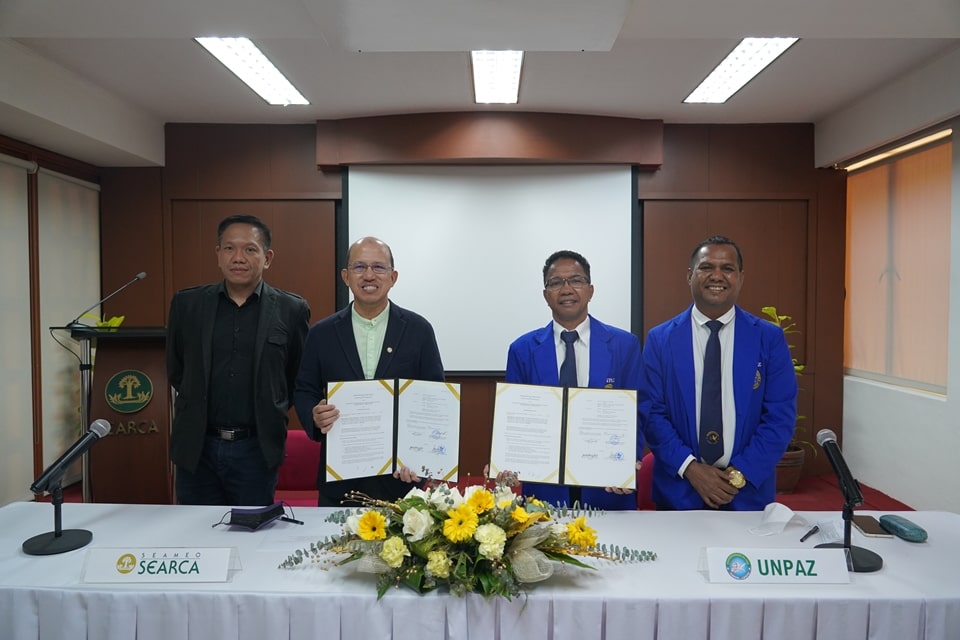 The Memorandum of Understanding (MOU) between the two parties was signed by Dr. Glenn B. Gregorio (second from left), SEARCA Director, and Engr. Jose Menezes Soares da Costa (second from right), UNPAZ Administration Council President, with Assoc. Prof. Joselito G. Florendo (leftmost), SEARCA Deputy Director for Administration, and Mr. Luis Pereira Cardoso (rightmost), UNPAZ Vice Rector for Foreign Affairs and Cooperation, as witnesses.
