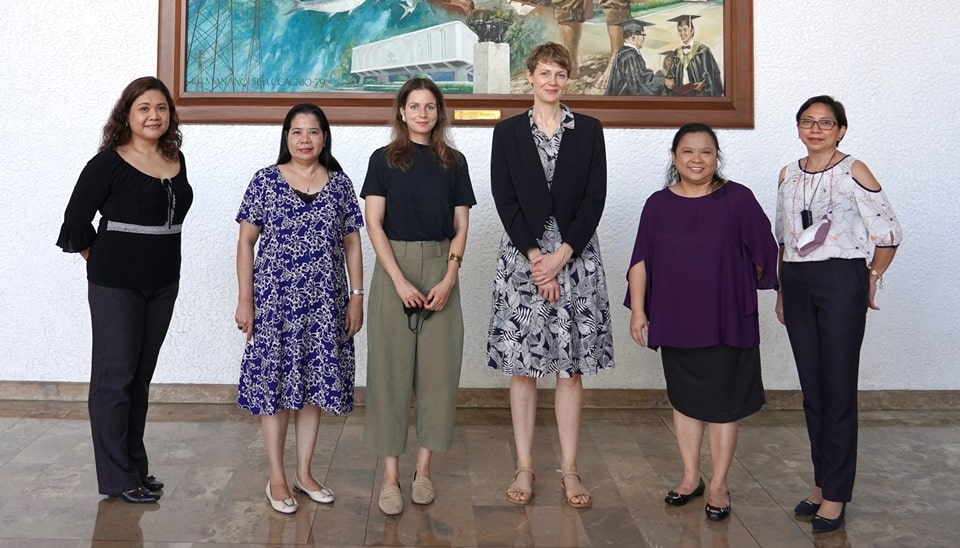 The SEARCA contingent led by Dr. Maria Cristeta N. Cuaresma (second from right), Senior Program Head, Education and Collective Learning Department (ECLD), welcomes Ms. Anna Katharina Rusche (third from right), Head of Section, Scholarship Programmes Asia, and the Pacific, and Ms. Natalie Bursinski (third from left), Section Officer for Asia ST34-Asia Pacific, both of the German Academic Exchange Service (DAAD).