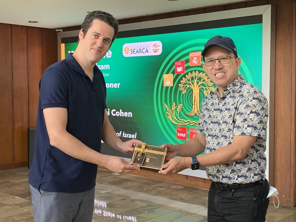 Mr. Nir Balzam, Deputy Chief of Mission, who heads the Embassy of Israel delegation, receives a SEARCA token of appreciation for paying a courtesy visit to Dr. Glenn B. Gregorio, SEARCA Director.