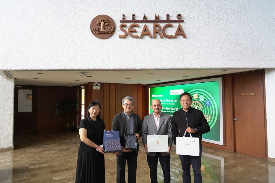 Dr. Glenn Gregorio (second from right), SEARCA Director, Assoc. Prof. Joselito Florendo (rightmost), SEARCA Deputy Director for Administration, with Prof. Dr. Huu-Sheng Lur (second from left), NTU-CBA Dean, and Dr. Shu-Jen Wang (leftmost), NTU-IC Dean and Director of Master of Science in Global Agriculture Technology and Genomic Science (Global ATGS).