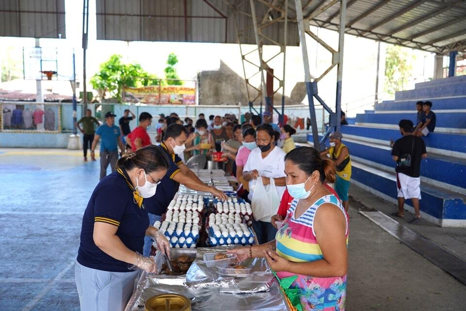 Volunteer SEARCAns prepare adobo, lugaw, and eggs to be given to residents of Barangay Mayondon in Los Baños, Laguna as part of the Center’s SEARCATulungan Feeding Program.