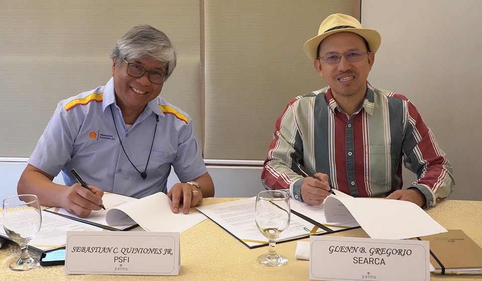 The signatories to the Letter of Agreement (LOA) between SEARCA and Pilipinas Shell Foundation, Inc. (PSFI) for the implementation of the School Edible Landscaping for Entrepreneurship (SEL4E) Project in Rizal, Philippines are Mr. Sebastian Quiniones, Jr. (left) PSFI Executive Director, and Dr. Glenn Gregorio (right), SEARCA Director.