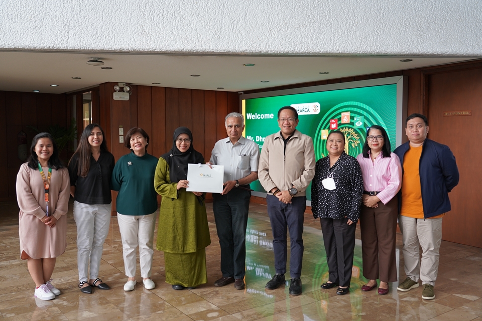Mr. Dhruv Patel (center), chief executive officer and founder of UK-based Nisai Group of Companies, together with Dr. Nur Azura Adam (fourth from left), SEARCA deputy director for programs, Assoc. Prof. Joselito Florendo (fourth from right), SEARCA deputy director for administration, and other SEARCA officials and support staff.