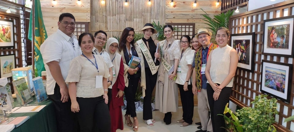 Miss Earth 2022 beauties led by current titleholder, Mina Sue Choi (center) of South Korea, visited the Center’s exhibit at the IETM where they engaged in conversations with SEARCA officials and staff on agriculture programs and activities.