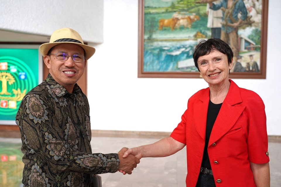 SEARCA Director Dr. Glenn Gregorio (left) shakes the hand of Her Excellency Michèle Boccoz (right), ambassador of the French Republic to the Philippines and non-resident ambassador-designate to Palau, the Federated States of Micronesia and the Marshall Islands, during her courtesy visit to the Center on 11 April 2023.