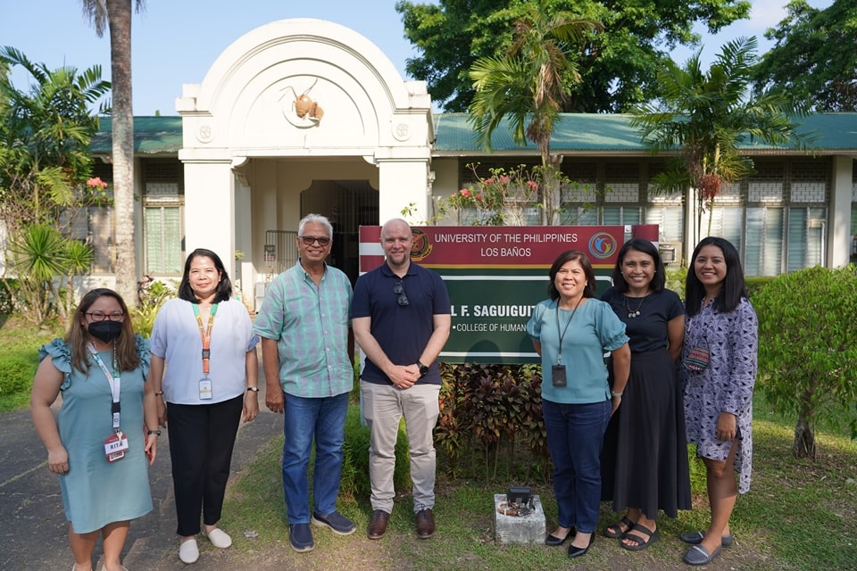 Prof. Schottmann (center), Dr. Ramos (second from left), with the UPLB College of Human Ecology (CHE) Executive Committee led by Dean Dr. Ricardo Sandalo (third from left).