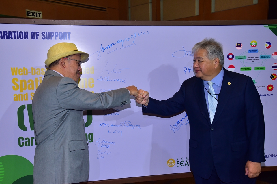 Dr. Glenn Gregorio, SEARCA Director, and Dr. V. Bruce Tolentino, Monetary Board Member of the Bangko Sentral ng Pilipinas (BSP) and SEARCA Senior Fellow, declare their commitment to support the Southeast Asian Carbon Farming Consortium (SEA CAF).