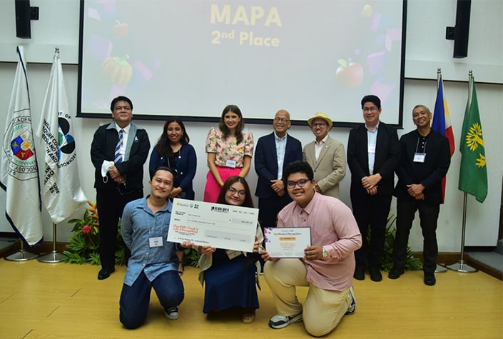 The FLExPHD board of judges, headed by Ms. Joie Cruz (2nd to the left, back row), congratulates Team MAPA (front row) for winning second place during the FLExPHD Grand Finals.