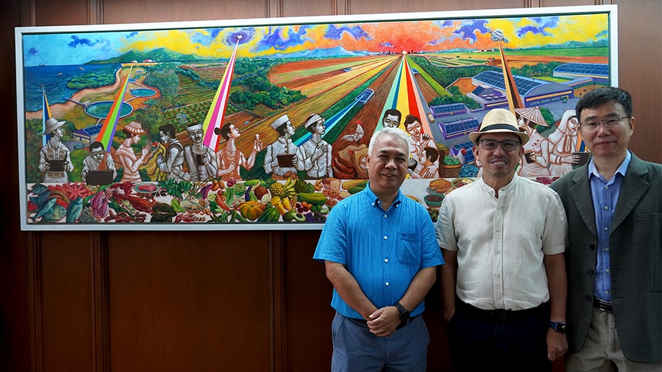 Dr. Glenn Gregorio, SEARCA director (center), with Dr. Bo Zhou, agriculture officer and lead technical officer of the Food and Agriculture Organization of the United Nations-Regional Office for Asia and the Pacific (FAO RAP) (right) and Dr. Romeo Labios, agronomist and farming systems specialist, FAO RAP