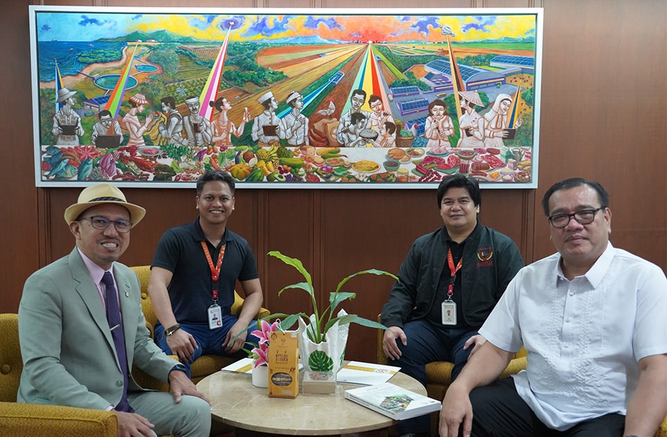 Dr. Glenn Gregorio, SEARCA director (leftmost), with Dr. Dodjie Maestrecampo, president and chief executive officer (rightmost); Dr. Aldrin Calderon, dean, School of Mechanical and Manufacturing Engineering (middle left); and Engr. Febus Reidj Cruz, faculty member, School of Electrical Electronics and Computer Engineering, all of Mapúa University