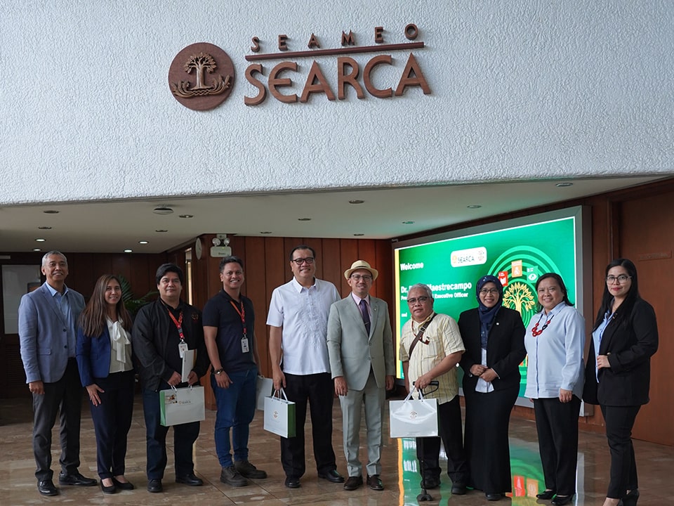 A SEARCA delegation led by Dr. Gregorio welcomes the Mapúa University officials