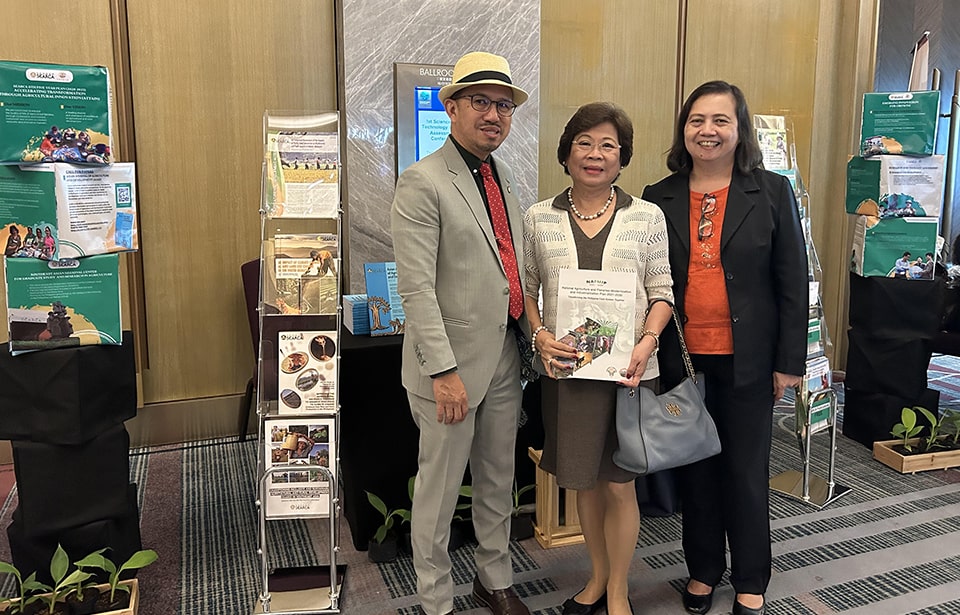 SEARCA’s exhibit at the conference displayed SEARCA publications on impact assessment findings, Asian Journal of Agriculture and Development (AJAD) volumes, and information about SEARCA’s programs and services.