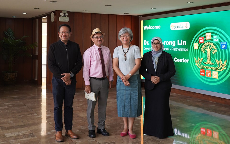 Dr. Yann-rong Lin (second from the right) with the SEARCA Executive Committee