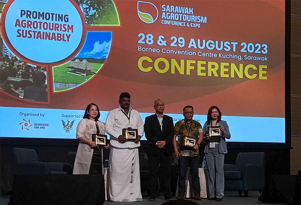 Dr. Nova Ramos (leftmost) along with the other speakers of Session 4 of the conference,  shows the token of appreciation from Derrisen Sdn Bhd.